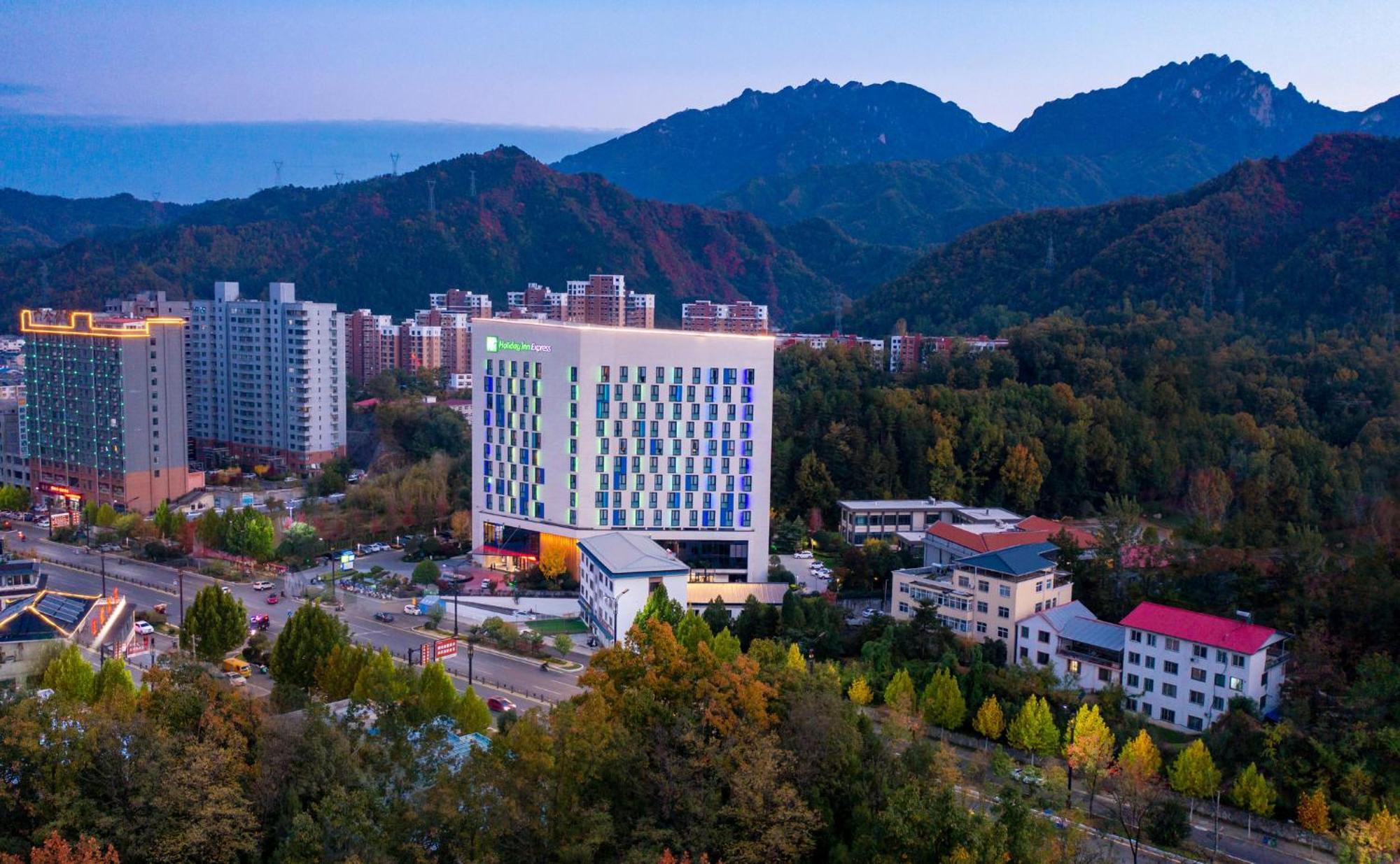 Holiday Inn Express Luanchuan By Ihg Ngoại thất bức ảnh