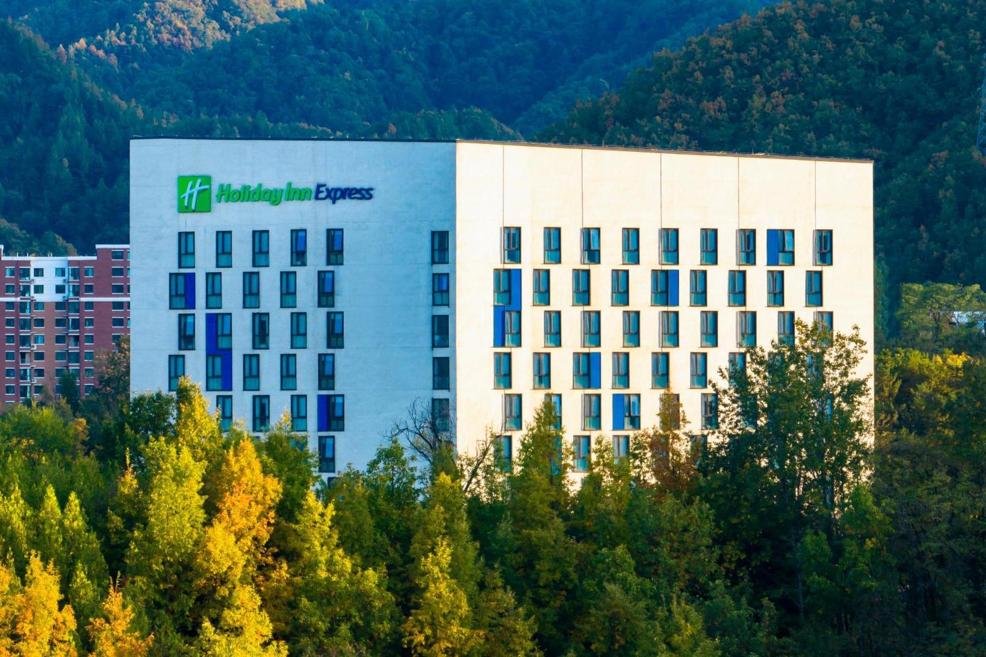 Holiday Inn Express Luanchuan By Ihg Ngoại thất bức ảnh